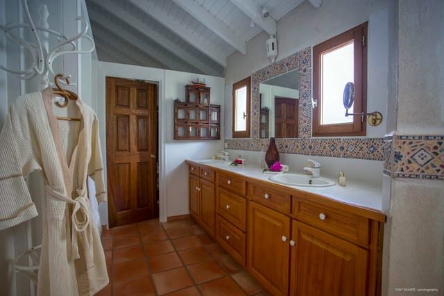 bathroom 3 large view at Villa Apiano