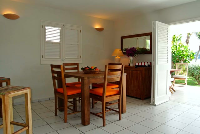 Dahouët dinning outside at Villa Dahouët