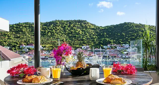 dej-header at Villa Gustavia Lights