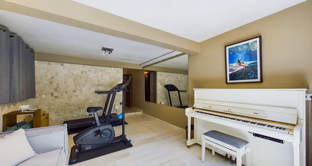 Sibarth-33-header at Villa Hilly House