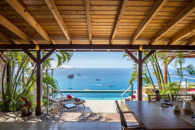 dinning pool ocean view at Villa Hurakan