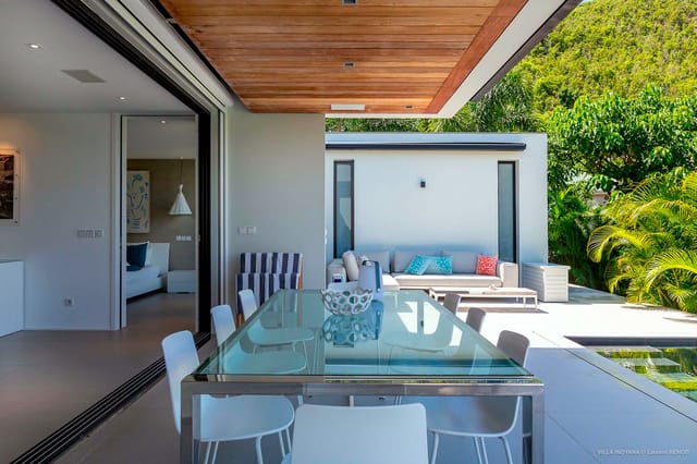 Outside dining at Villa Indyana