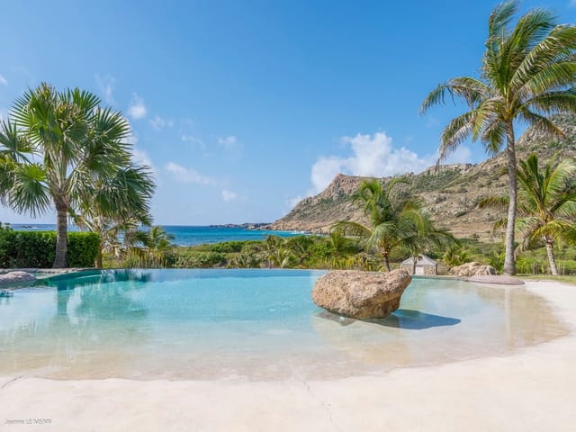 pool ocean view at Villa La Roche dans l’Eau