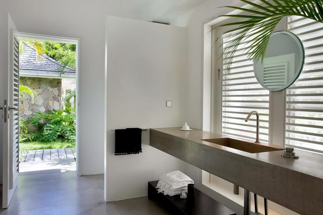 Manoir de Lorient bathroom 02 garden view at Villa Le Manoir de Lorient