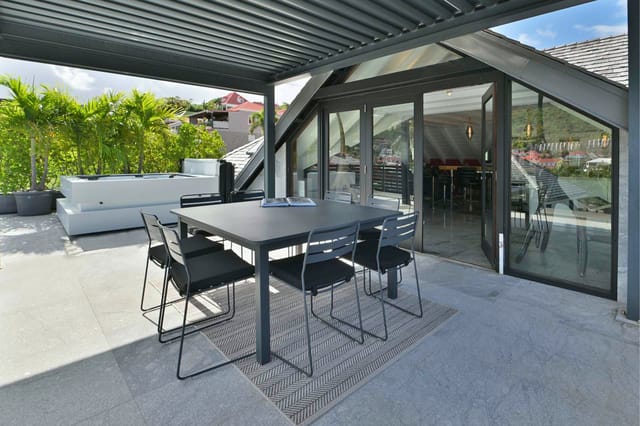 L'Entrepont - Outside dining at Villa L’Entrepont