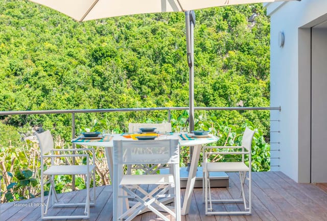 Bird - Outside Dining at Villa Magic Bird