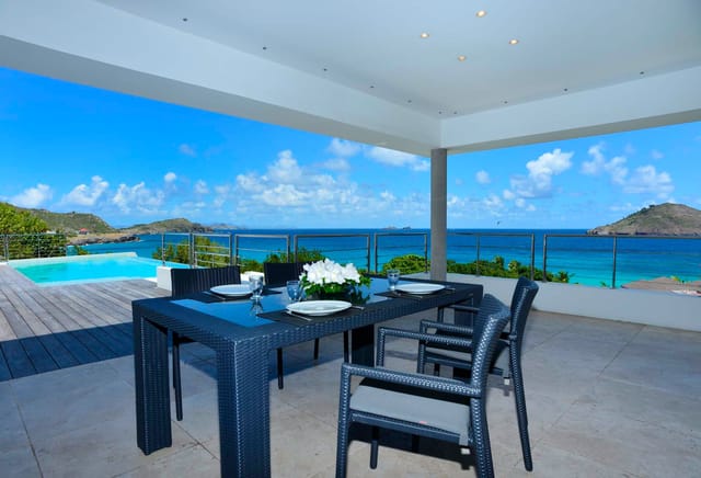 dining  pool ocean view at Villa Matajagui