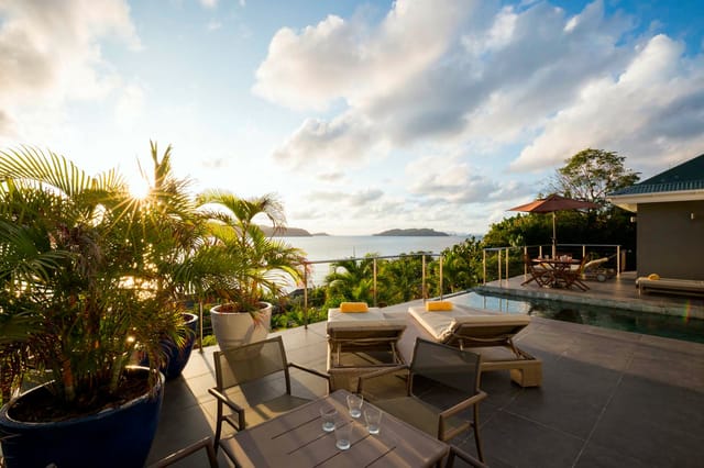 afternoon beds pool general view at Villa Mirande