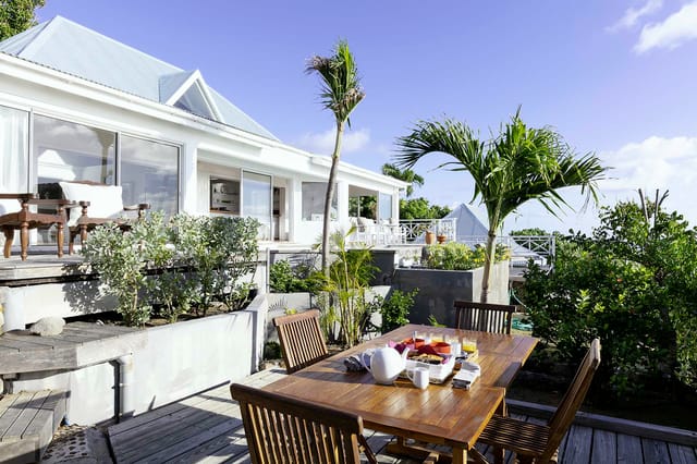 Outside dining at Villa Oceana