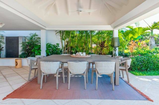 Outside dining at Villa Poppy