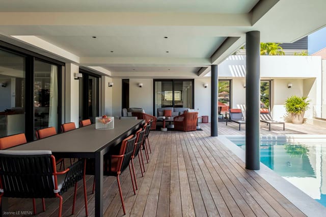 Outside dining at Villa Privilege