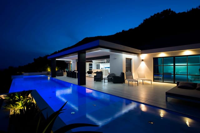 Dog villa at night at Villa Rose Dog