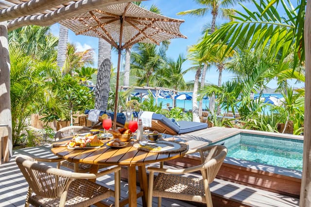 Corail - Outside dining at Villa Sunset Corail