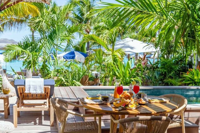 Corail - Outside dining at Villa Sunset Corail