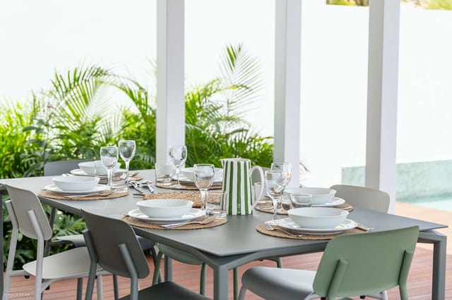 Outside dining at Villa Amalur